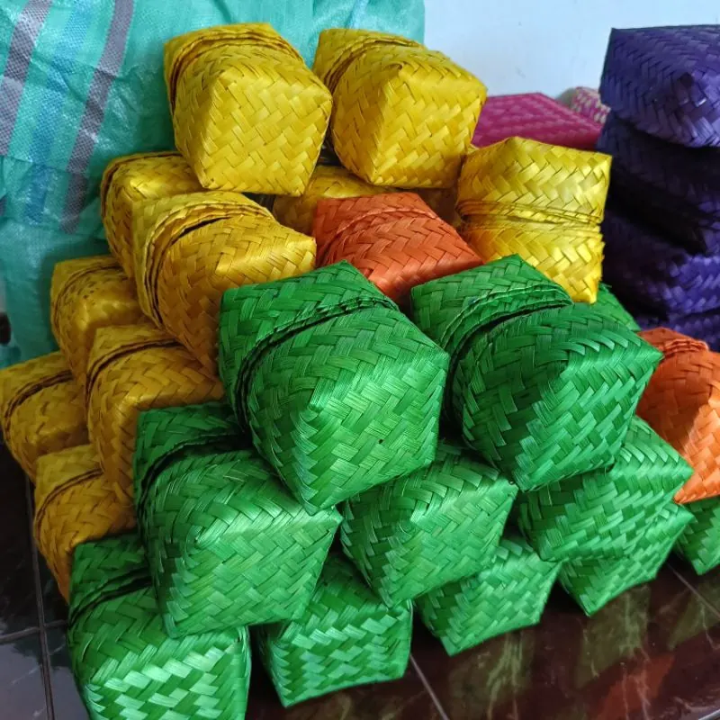 Besek souvenir warna